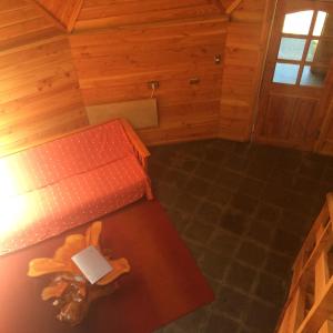 una vista aérea de una habitación en una cabaña de madera con ordenador portátil en Karü Domos del Fuy, en Neltume