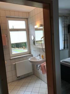 A bathroom at Hotel Spießberghaus