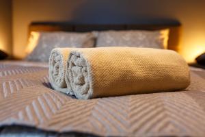 uma toalha enrolada em cima de uma cama em Centrally located apartment in Duke Street- free parking- two bathrooms em Liverpool