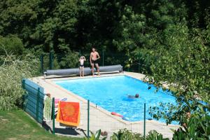 Bazén v ubytování la maison de voueize nebo v jeho okolí