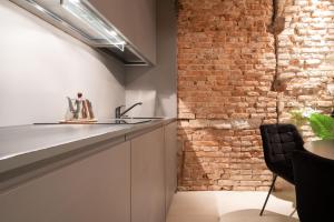 A kitchen or kitchenette at OFFICINE CAVOUR Piazza Cavour