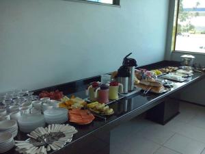 uma linha de buffet com muitos tipos diferentes de alimentos em Pousada Alvorada em Ubajara