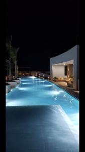 a large swimming pool lit up at night at Apartamento Cerca a Santa Marta in Santa Marta