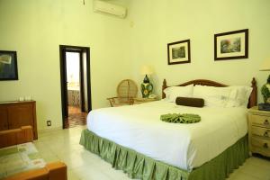 a bedroom with a large white bed in a room at Villa Bonita Les Terrasses in Cuernavaca