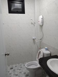 uma casa de banho com um WC e um lavatório em บ้านรวมสุข the Happiness em Chiang Kham