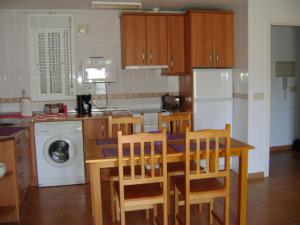 トロクス・コスタにあるAMPLIO Y AGRADABLE APARTAMENTO WIFI GRATISのキッチン(テーブル、椅子、冷蔵庫付)