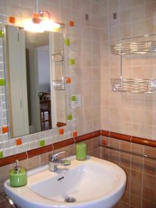 y baño con lavabo y espejo. en AMPLIO Y AGRADABLE APARTAMENTO WIFI GRATIS en Torrox Costa