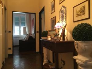 korytarz ze stołem i lampą w obiekcie Casa Venezia w Rapallo +37 zdjęć