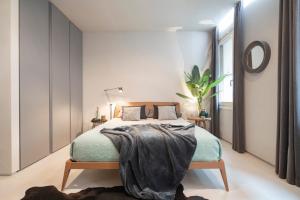 A bed or beds in a room at OFFICINE CAVOUR Piazza Cavour