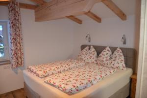 una cama con almohadas en una habitación en Ferienwohnung Garber, en Uderns