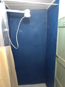 a room with a blue wall with a light on it at Sítio Santa Cecília in Ubajara