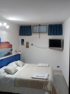 トラーパニにあるSuite Marinaのベッドルーム1室(ベッド1台、タオル2枚付)