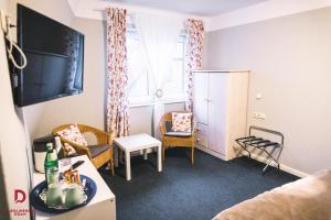 TV a/nebo společenská místnost v ubytování Hotel Carolinensiel Doan