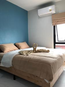 Postel nebo postele na pokoji v ubytování บ้านรวมสุข the Happiness