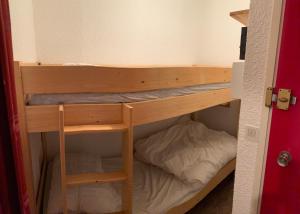 Ce lit superposé se trouve dans une petite chambre avec un lit. dans l'établissement Boost Your Immo Vars le Pastourlet 81, à Vars