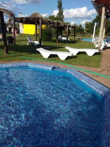 einen großen Pool mit Pavillon in der Unterkunft Termas Sol Y Luna in Termas del Daymán