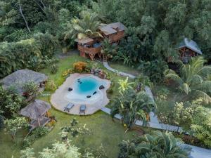 einen Luftblick auf ein Resort mit einem Pool in der Unterkunft west indies cottage in Pointe-Noire