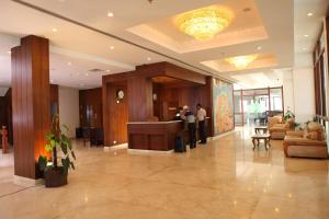 コーチにあるNo. 18 Hotelのカウンターに立つホテルロビー +47枚の写真