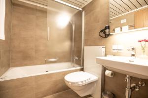 Ein Badezimmer in der Unterkunft Hotel Tannenboden - Steinbock