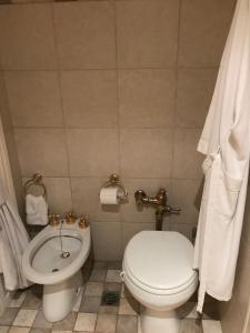 La salle de bains est pourvue de toilettes et d'un lavabo. dans l'établissement Avenida General Las Heras, à Buenos Aires