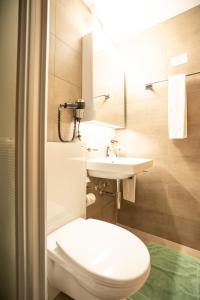 Ein Badezimmer in der Unterkunft Hotel Tannenboden - Steinbock