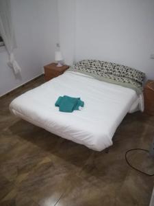 マラガにあるLos Azulesの白いベッド(緑のシャツ付)