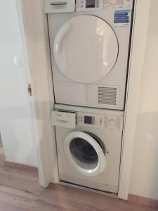 - un lave-linge et un sèche-linge dans l'établissement Apartamento Vielha, à Vielha e Mijaran