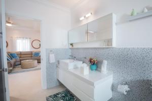 Koupelna v ubytování Waters Edge Villas by Bay Gardens Resorts