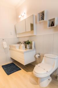 Ванна кімната в Waters Edge Villas by Bay Gardens Resorts
