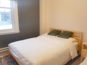 Postel nebo postele na pokoji v ubytování Ottawa Stay Downtown Suites