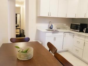 Kuchyň nebo kuchyňský kout v ubytování Ottawa Stay Downtown Suites