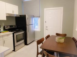 Kuchyň nebo kuchyňský kout v ubytování Ottawa Stay Downtown Suites