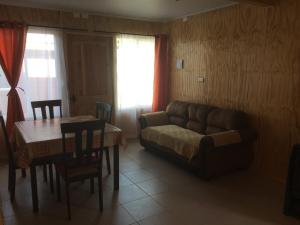 Posezení v ubytování Cabañas ECA Cochrane + 27 fotografií