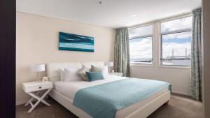Giường trong phòng chung tại Princes Wharf's truly stunning North-West Loft