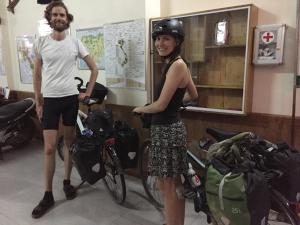 Ein Mann und eine Frau stehen neben einem Fahrrad in der Unterkunft Ngoc Mai Guesthouse in Buon Ma Thuot