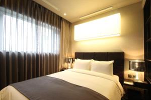 Postel nebo postele na pokoji v ubytování Best Louis Hamilton Hotel Haeundae
