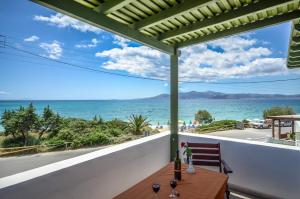 een eetkamer met uitzicht op de oceaan bij Margaritis Apartments in Agia Anna Naxos