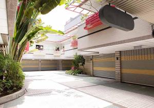 un pasillo de un edificio con puertas y plantas en Royal Group Motel Wu Yin Branch, en Kaohsiung