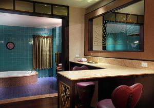 uma casa de banho com uma banheira e um lavatório e uma banheira em Royal Group Motel Wu Yin Branch em Kaohsiung