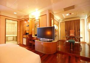 台南的住宿－御宿Motel-台南館，一间卧室配有一张床和一张桌子上的电视