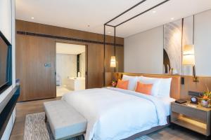Rúm í herbergi á Wyndham Grand Yangon
