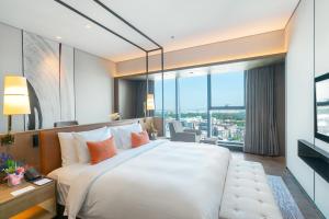 Rúm í herbergi á Wyndham Grand Yangon