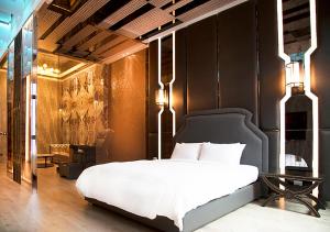 Postel nebo postele na pokoji v ubytování Royal Group Motel Feng Shan Branch