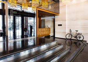 ein Fahrrad sitzt auf dem Boden einer Lobby in der Unterkunft Royal Group Hotel Chun Shan Branch in Kaohsiung