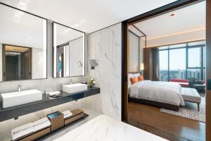 Rúm í herbergi á Wyndham Grand Yangon