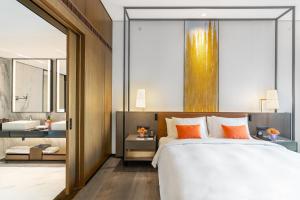Rúm í herbergi á Wyndham Grand Yangon
