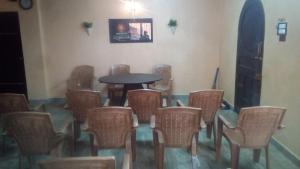 Magadh Resort ,In Fort Panhala Hotel的休息区