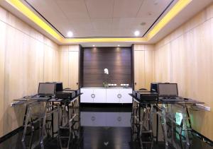 einen Konferenzraum mit Stühlen und einem Tisch mit Fenster in der Unterkunft Royal Group Hotel Ho Yi Branch in Kaohsiung