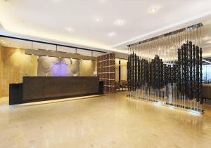 Habitación con vestíbulo con una gran pared de espejos en Royal Group Hotel Minghua Branch, en Kaohsiung