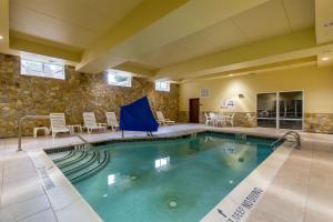 Swimmingpoolen hos eller tæt på Comfort Suites Near Gettysburg Battlefield Visitor Center